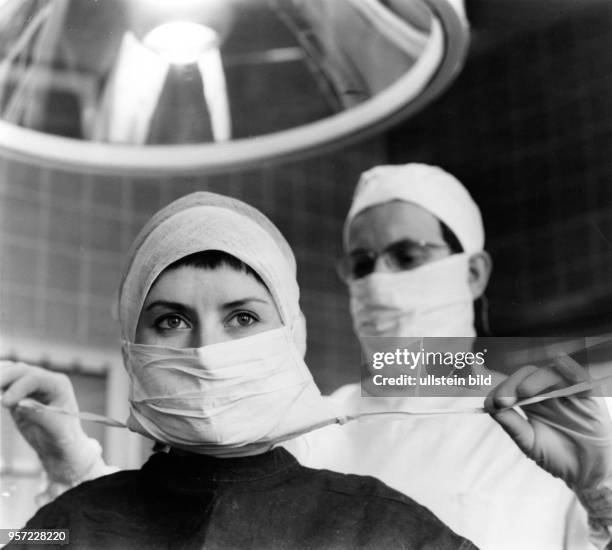 An der Technischen Universität Dresden bereiten sich Studenten im Fachbereich Medizin auf die Teilnahme an einer OP vor, aufgenommen 1969. 1961...