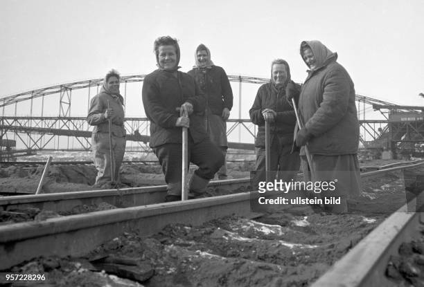 Frauenkollektiv der Gleisbrigade Braunske im Braunkohlentagebau Klein-Leipisch bei Klettwitz, aufgenommen im Februar 1963. Bei Wind und Wette waren...