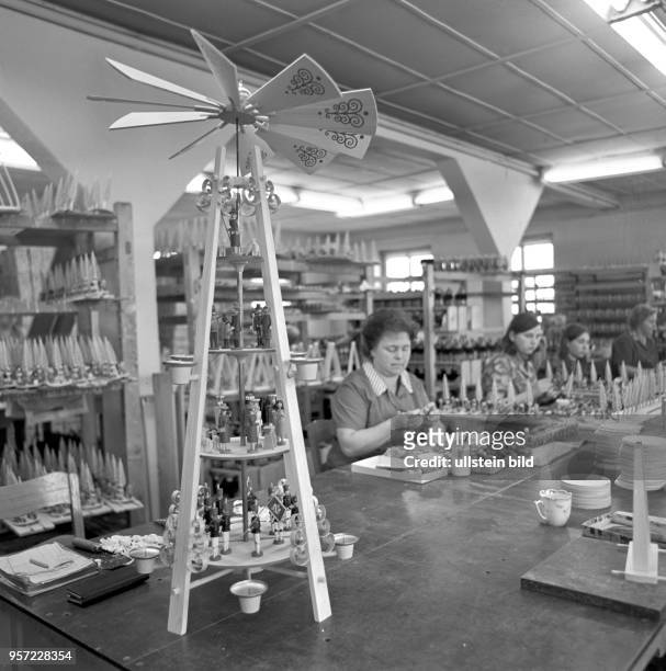 Arbeiterinnen bemalen und lackieren Nussknacker und anderes Spielzeug, das im VEB Vereinigte Erzgebirgische Spielwarenwerke Olbernhau Außenstelle...