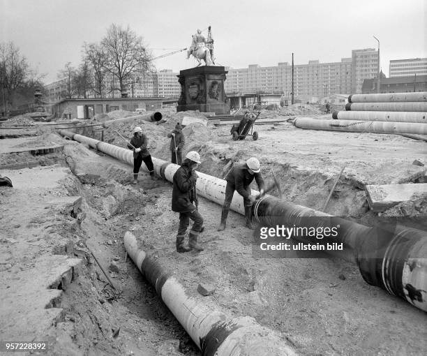 Bauarbeiter heben an der Straße der Befreiung in Dresden Gräben aus, in denen die Rohre gelegt werden, aufgenommen 1975. Dies ist der Beginn der...