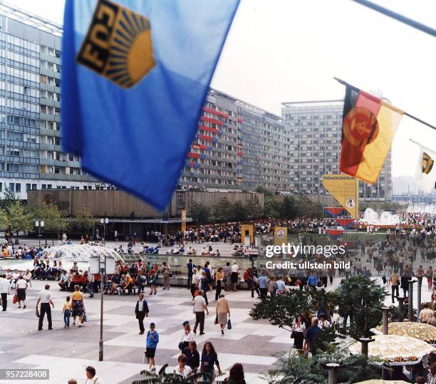 Eine Fahne der DDR-Jugendorganisation FDJ und eine DDR-Fahne wehen an Häusern in der Prager Straße in Dresden, aufgenommen am . Die Straße und die...