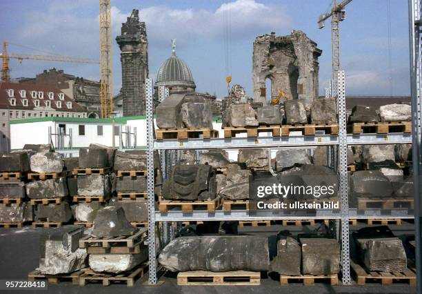 Die ersten geborgenen und registrierten Steine aus dem Trümmerberg der Ruine der Frauenkirche in Dresden liegen im Regallager, aufgenommen im Oktober...
