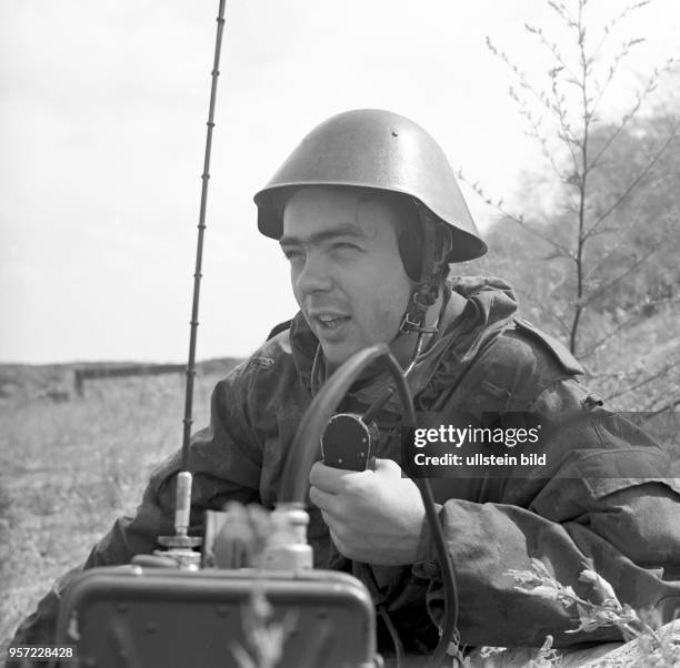 Hans Coppi als Funker einer militärischen Einheit der DDR, aufgenommen im Juli 1968. Hans Coppi ist der Sohn der im Dritten Reich hingerichteten...