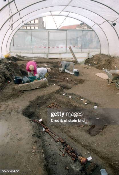 Ein Gräberfeld wurde in Dresden neben der Frauenkirche von sächsischen Prähistorikern freigelegt, aufgenommen im Dezember 1994. Die Spuren führen bis...