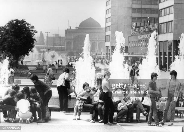 Blick im Jahre 1974 auf die mit Menschen gefüllte Prager Straße in Dresden, der wichtigsten Einkaufsstraße der Elbestadt. Sie verbindet den im...