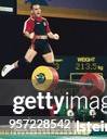 Meterhoch springt der deutsche Gewichtheber Marc Huster bei seinem Weltrekord im Stoßen mit 213,5 kg während des olympischen...