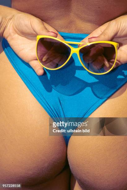 Eine junge Frau posiert mit Sonnenbrille am Zeesener See in Senzig-Waldesruh, wo versteckt in waldreicher Gegend das über 60 Jahre alte Paradies der...