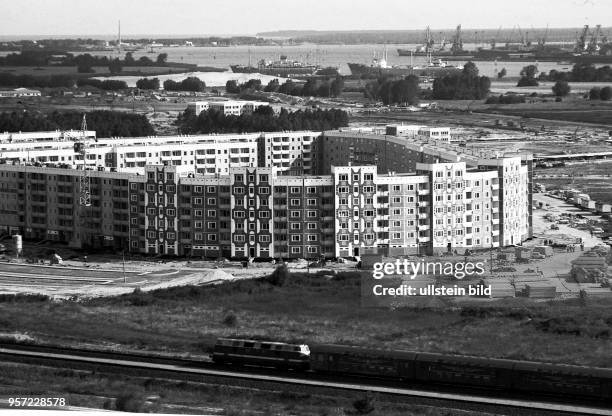 Blick auf das Neubaugebiet Rostock Schmarl mit dem Überseehafen, aufgenommen im Frühjahr 1980. Die Plattenbausiedlung Schmarl im Nordwesten der Stadt...