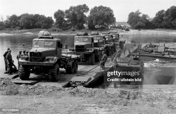 Soldaten der Nationalen Volksarmee beim Verlegen einer Ponton-Brücke und dem Transport von Lkw, aufgenommen bei der Ausbildung von Bodentruppen der...