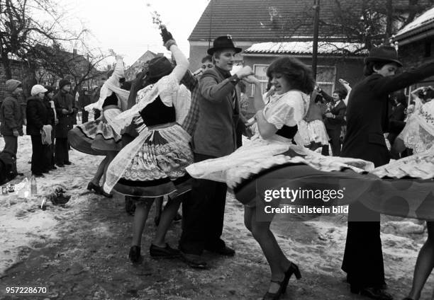 Junge Paare feiern die niedersorbische Fastnacht, genannt Zapust, am im Spreewaldort Werben . Jeder Bursche bekommt von seiner Partnerin einen aus...