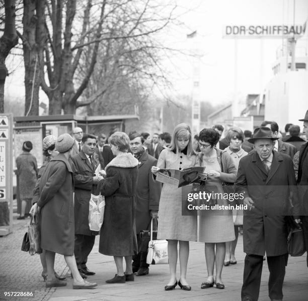 Besucher auf dem Freigelände der Technische Messe in Leipzig, aufgenommen im März 1967. Im Frühjahr und im Herbst eines jeden Jahres war die...