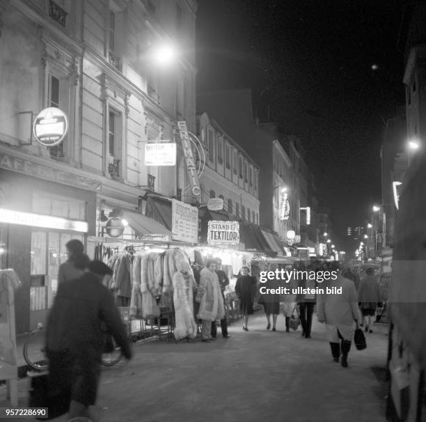 Eine Einkaufsstraße im Pariser Stadtteil Montmartre am Abend, aufgenommen im November 1970 in Paris.