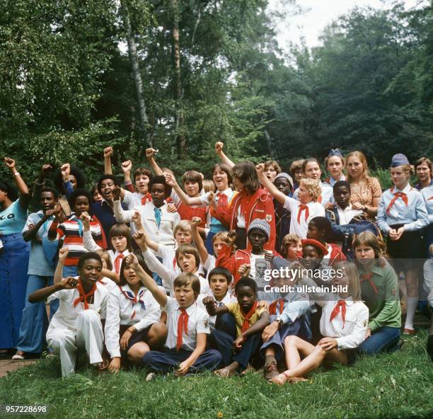 Kinder aus 35 Ländern verleben im Sommer 1977 gemeinsame Ferientage in der Pionierrepublik "Wilhelm Pieck" am Werbelinsee. Unter ihnen sind Mädchen...