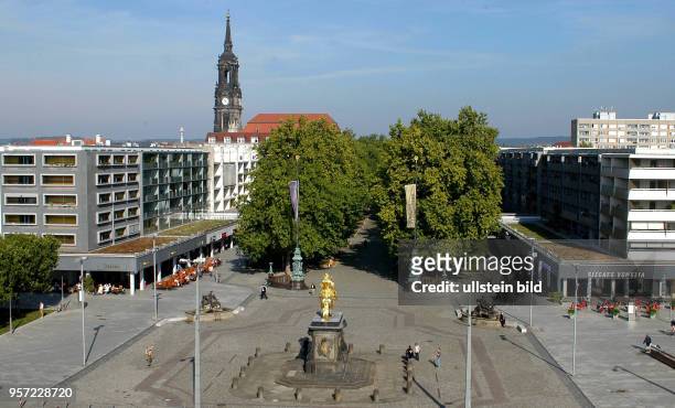 Blick auf den Neustädter Markt in Dresden mit dem goldenen Reiterstandbild von August dem Starken und neuen Wohnungen und Geschäften entlang der...
