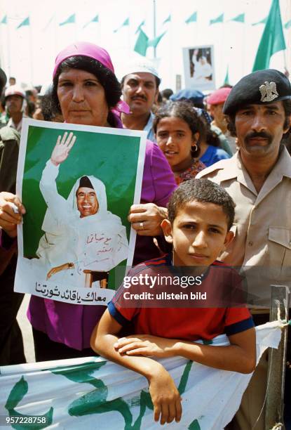 Kinder und Erwachsene mit Fotos des Revolutionsführers Oberst Gaddafi, aufgenommen im September 1979 an einer Straße in der libyschen Stadt Bengasi...