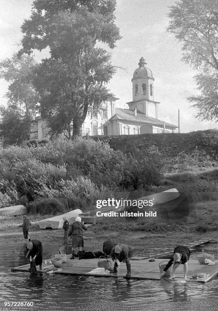 Frauen aus der Stadt Wologda waschen im Wasser eines Flusses ihre Wäsche, aufgenommen 1977. 500 km nordöstlich von Moskau gelegen gehört Wologda...