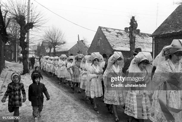 Junge Paare feiern bei kaltem Winterwetter die niedersorbische Fastnacht, genannt Zapust, am im Spreewaldort Werben . Höhepunkt des früher eine ganze...