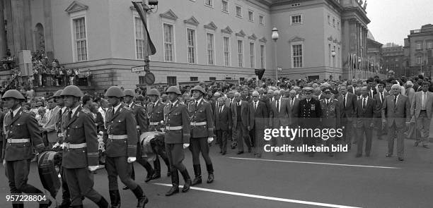 Kundgebung mit Kranzniederlegung für die Opfer des Faschismus auf der Straße Unter den Linden in Berlin durch Mitglieder der DDR - Partei - und...