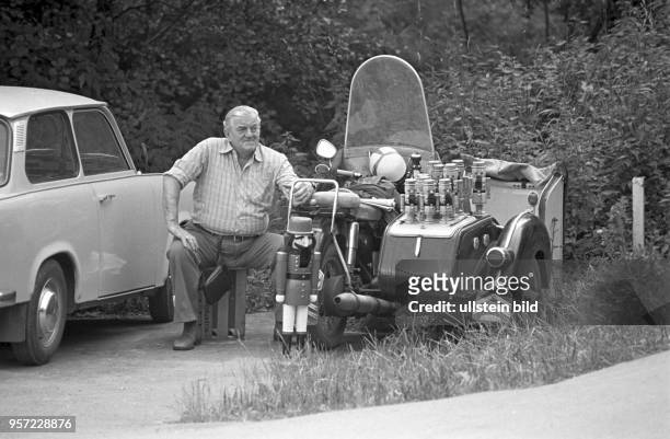 Ein alter Mann verkauft am Straßenrand sitzend Nussknacker, aufgenommen im Juli 1980 im Naherholungsgebiet Vatteröder Teich in Vatterode , wo das 19....