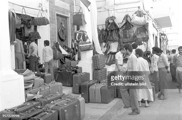Taschen und Koffer als Auslage vor einem Geschäft in der libyschen Hauptstadt Tripolis, ausgestellt im September 1979 anlässlich des 10. Jahrestages...