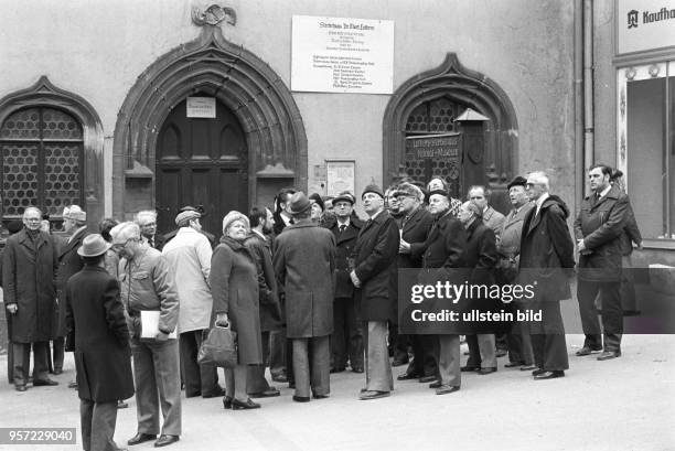 Ein Delegation um den Vorsitzenden der DDR-CDU, Gerald Götting , vor Luthers Sterbehaus in der Lutherstadt Eisleben , aufgenommen am . Die Stätte ist...