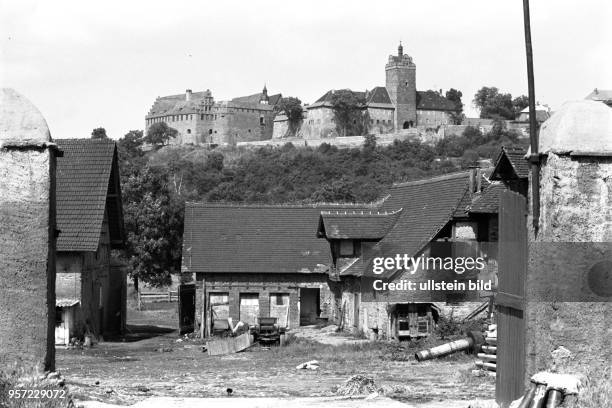 Blick über einen verlassen und trist wirkenden Hof auf Burg Allstedt , aufgenommen im Sommer 1978.