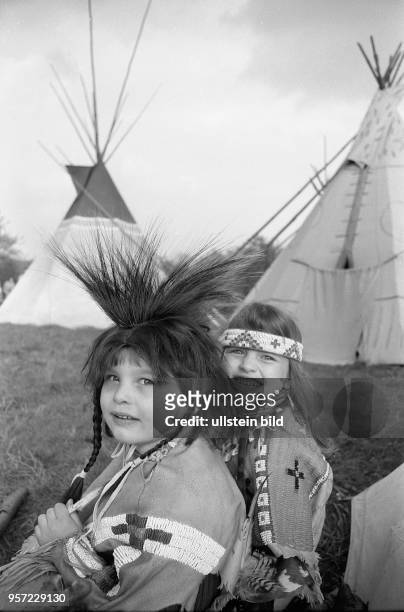Zwei Kinder als junge Hobby-Indianer, die mit ihren Eltern an einem Treffen in Meißen im Mai 1978 teilnehmen.