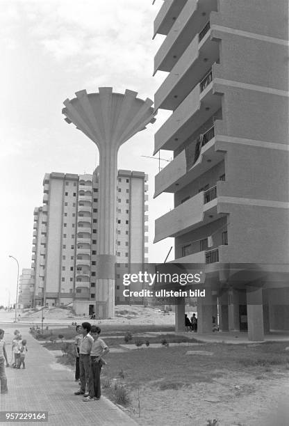 Neue Wohnhäuser und dazwischen der Rohbau eines Wasserturms in der libyschen Hauptstadt Tripolis, aufgenommen im September 1979.
