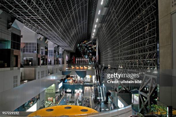 Japan / Kyoto / Blick in diwe Haupthalle des modernen, 1997 eröffneten Bahnhof von Kyoto, aufgenommen im Oktober 2010.