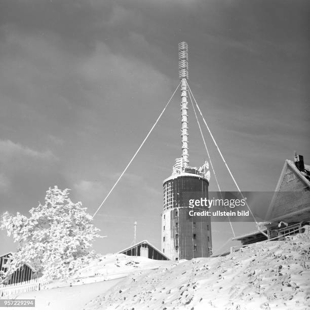 Tief verschneit liegt der Sendeturm auf dem Gipfel des Großen Inselsberg bei Tabarz im Thüringer Wald, aufgenommen im Januar 1968.