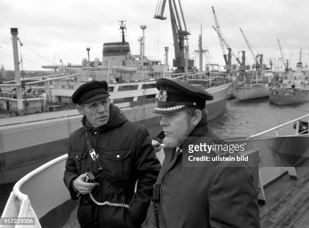 Lotse Heinz Feiler , seit 1951 mit der Seefahrt verbunden, sorgt an der Seite des Schiffskaptiäns dafür, dass der Frachter auf den Zentimeter genau...