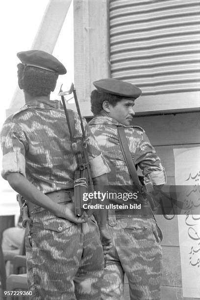 Soldaten in Uniform und mit umgehängter MPi am Rande einer Militärparade in Bengasi im September 1979 anlässlich des 10. Jahrestages des Sturzes der...