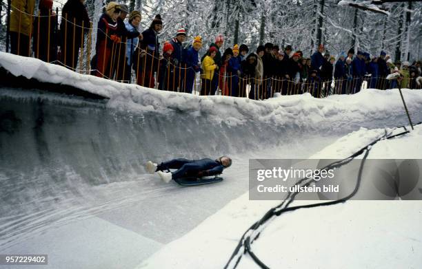 Ein Rodelsportler bei einem Wettkampf bei der Kinder - und Jugendspartakiade in Oberhof 1981.