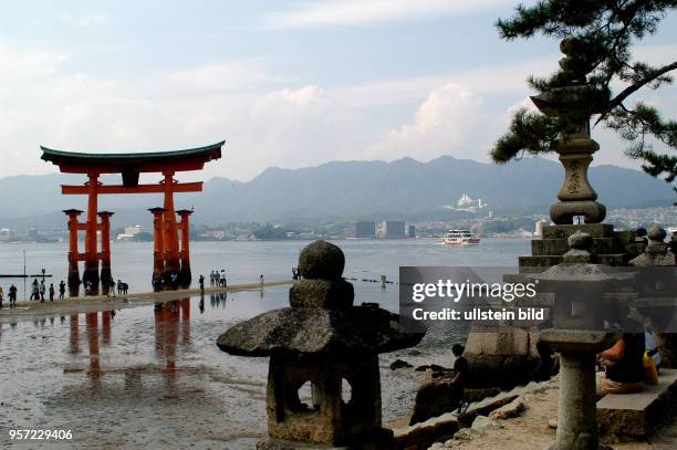 Japan / Insel Miyajima / Eines der meist fotografiertesten Objekte in Japan ist wohl das berühmte große Torji vor dem Isukushima-Schrein auf der...