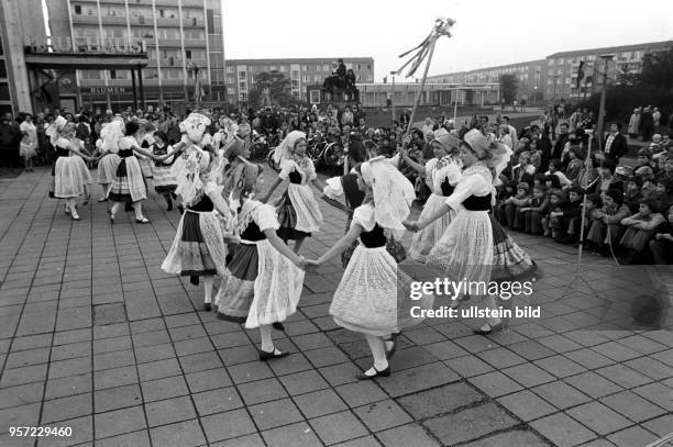 Die Frauen und Männer vom Tanzensemble "Freundschaft" der Deutschen Post treten am , dem Tag der Republik, im Neubaugebiet Leipziger Straße in...