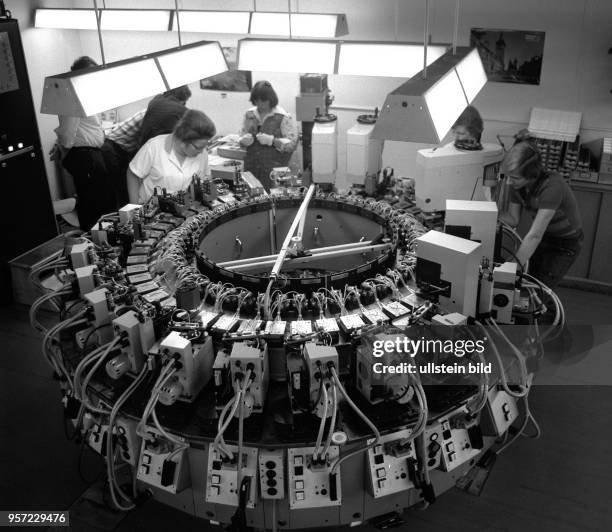 Im VEB Pentacon Kombinat in Dresden werden im neu entwickelten Fügeautomaten die vorgefertigten Teile der Kameras zusammengesetzt, aufgenommen im...