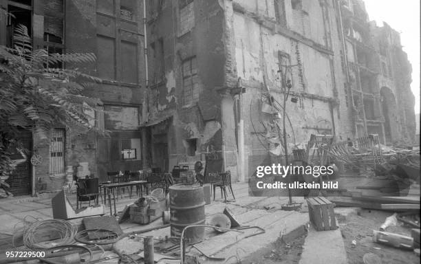 Rückansicht des Kunsthauses "Tacheles" an der Oranienburger Straße in Ostberlin, aufgenommen im Sommer 1990. Der historische Gebäudekomplex war...