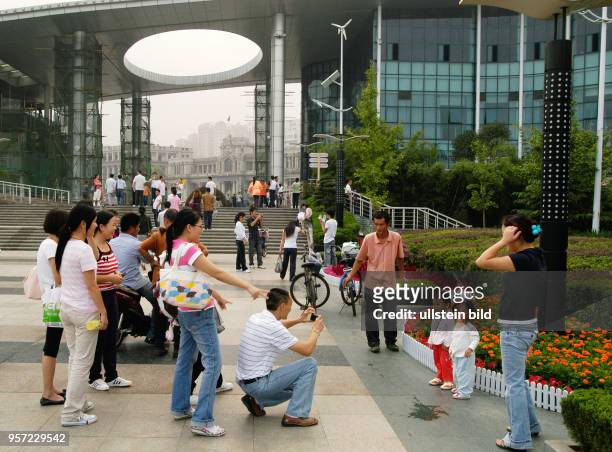 Junge Leute fotografieren am Eingang zu einer neuen Uferpromenade in Wuhan, der Hauptstadt der Provinz Hubei. Rund 5.200000 Menschen leben in Wuhan...