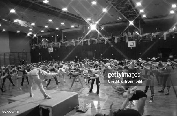 Frauen bei der Pop-Gymnastik im Sport- und Erholungszentrum an der Leninallee in Berlin, im Hintergrund beobachten Zuschauer von der Galerie aus das...