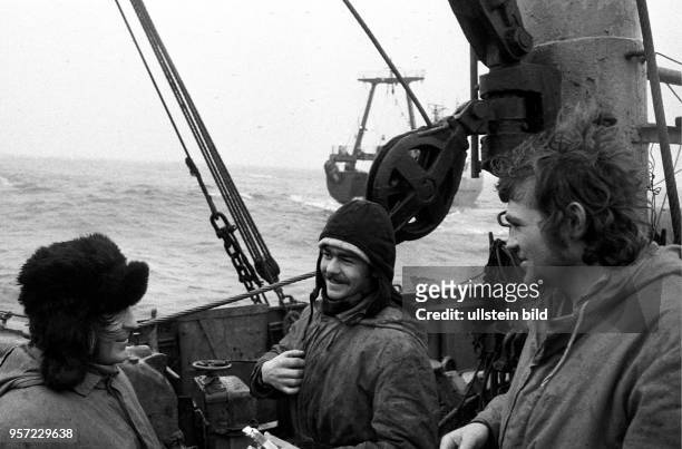 Rostock / Fischfang / Hochseefischerei / Februar 1977 / Zusammenarbeit und gegenseitige Hilfe / Freude über die erfolgreich gelungene Hilfsaktion....