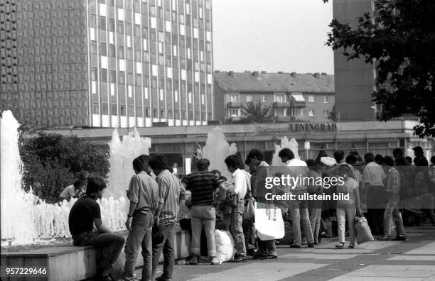 Im August 1990 blüht in der Prager Straße in Dresden der Schwarzhandel, hier kaufen Vietnamesen Kleidung von Osteuropäern. Mit der Öffnung der Grenze...