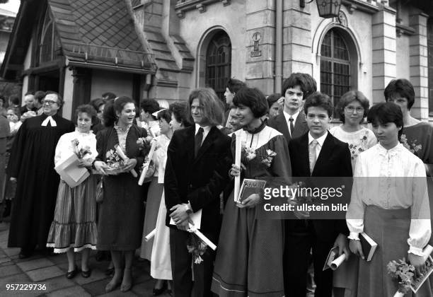 Konfirmanden stehen nach ihrer Einsegnung durch Pfarrer Flämig vor der Kirche Dresden Weißer Hirsch, aufgenommen im Frühjahr 1987. Die Konfirmation...