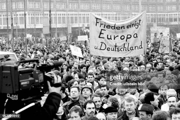 Am findet auf dem Alexanderplatz in Berlin-Mitte eine Großkundgebung der SPD der DDR statt, an der Zehntausende teilnehmen.