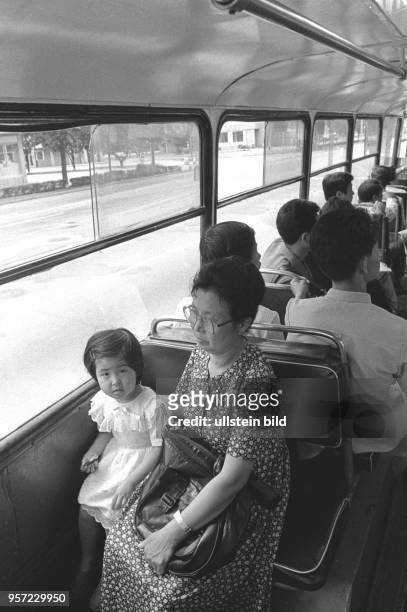 Eine alte Frau mit ihrer Enkeltochter bei einer Fahrt mit dem Bus, aufgenommen am Rande der XIII. Weltfestspiele der Jugend und Studenten im Juli...