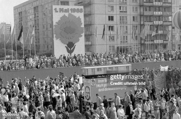 Demonstranten winken dem Vorsitzenden des Staatsrates der DDR Erich Honecker und anderen Funktionären der DDR-Partei- und Staatsführung auf der...