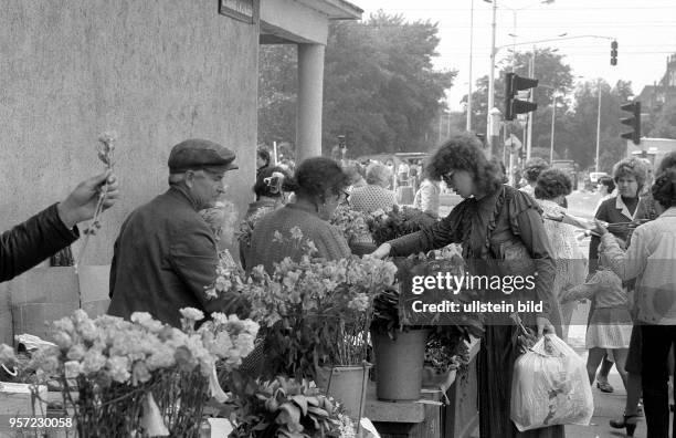Blumenverkauf in Stettin, an fast jeder größeren Straßenkreuzung kann man sie in Stettin finden, die Blumenverkäufer, aufgenommen 1984.