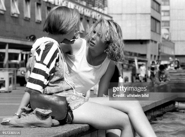 Im August 1990 sitzen zwei junge Frauen an einem der vielen Brunnen in der Prager Straße in Dresden und genießen eine sommerliche Abkühlung....