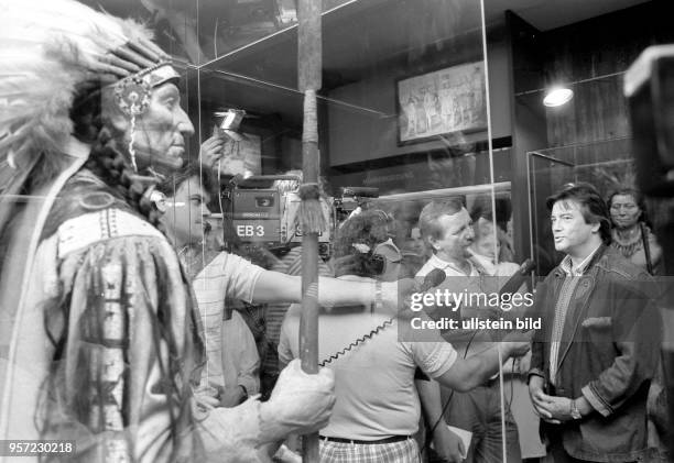 Der Schauspieler Pierre Brice wird bei seinem Besuch im sächsischen Radebeul im Juli 1988 von Medienvertretern umringt. Brice besuchte dort das...