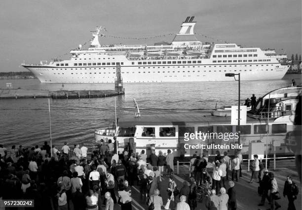 Die MS "Arkona" beim Ablegen vom Passagierkai im Hafen von Rostock-Warnemünde, aufgenommen am . Das Passagierschiff der Deutfracht/Seereederei...