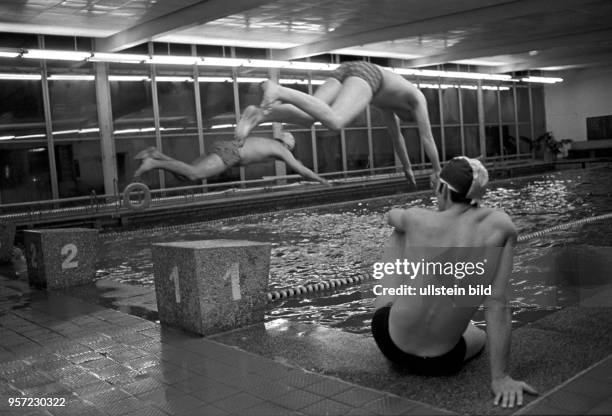 Freizeit - im Schwimmbad der Unteroffiziersschule "Egon Schultz" in Perleberg, undatierte Foto von 1978.